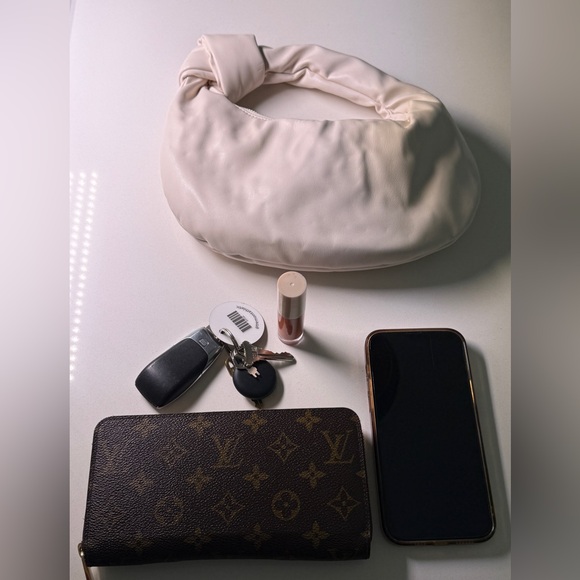 melie bianco vegan leather alexandra shoulder bag in cream - Picture 6 of 10